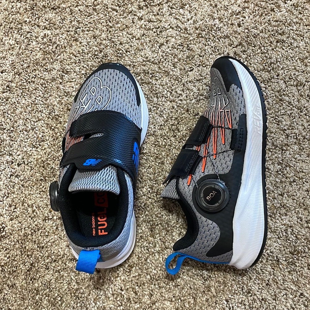 Boys new balance core reveal size 13